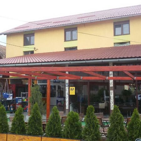 La Tusi Lovrin Hotel Bagian luar foto