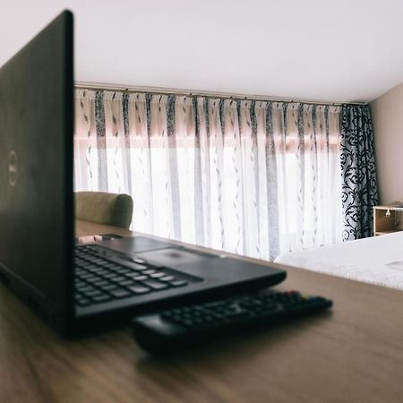 La Tusi Lovrin Hotel Bagian luar foto