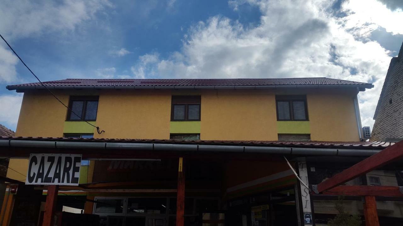 La Tusi Lovrin Hotel Bagian luar foto