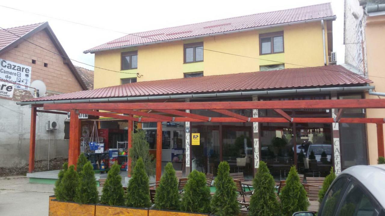 La Tusi Lovrin Hotel Bagian luar foto
