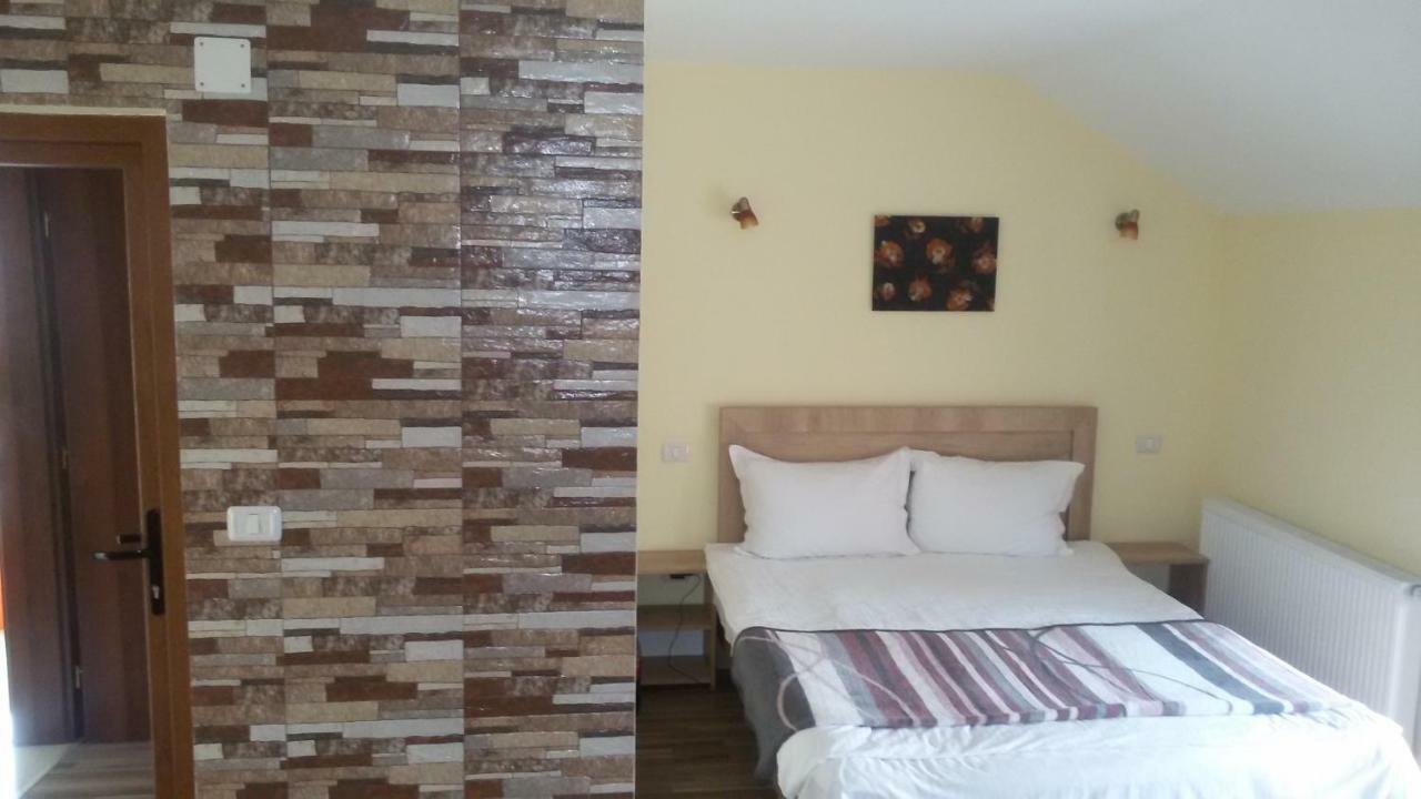 La Tusi Lovrin Hotel Bagian luar foto