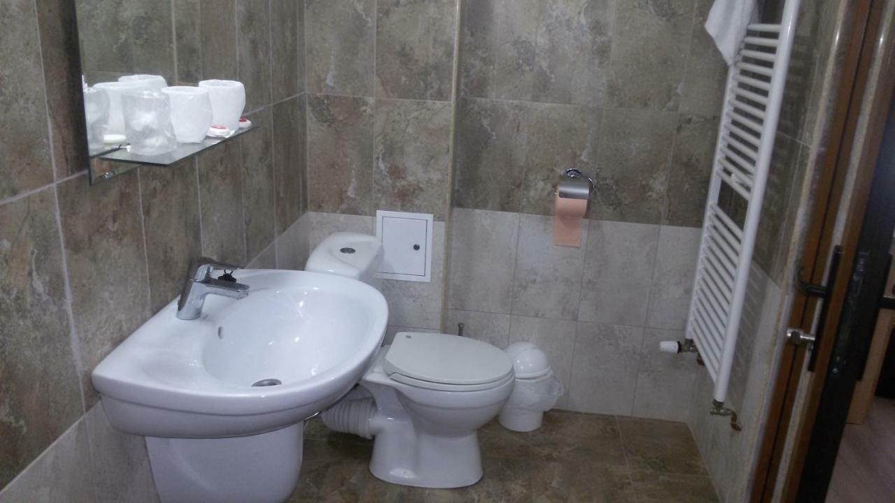 La Tusi Lovrin Hotel Bagian luar foto