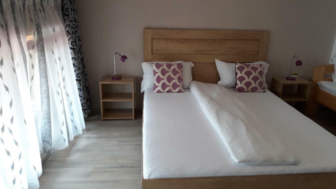 La Tusi Lovrin Hotel Bagian luar foto