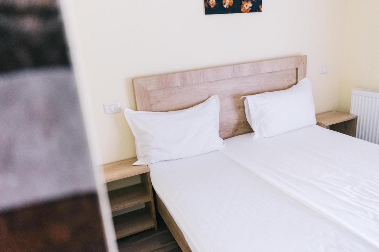 La Tusi Lovrin Hotel Bagian luar foto