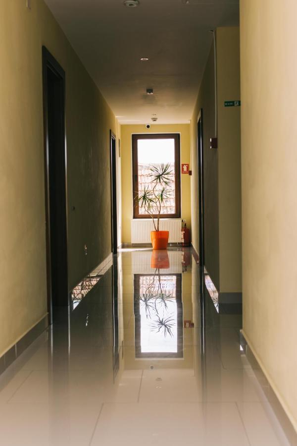 La Tusi Lovrin Hotel Bagian luar foto