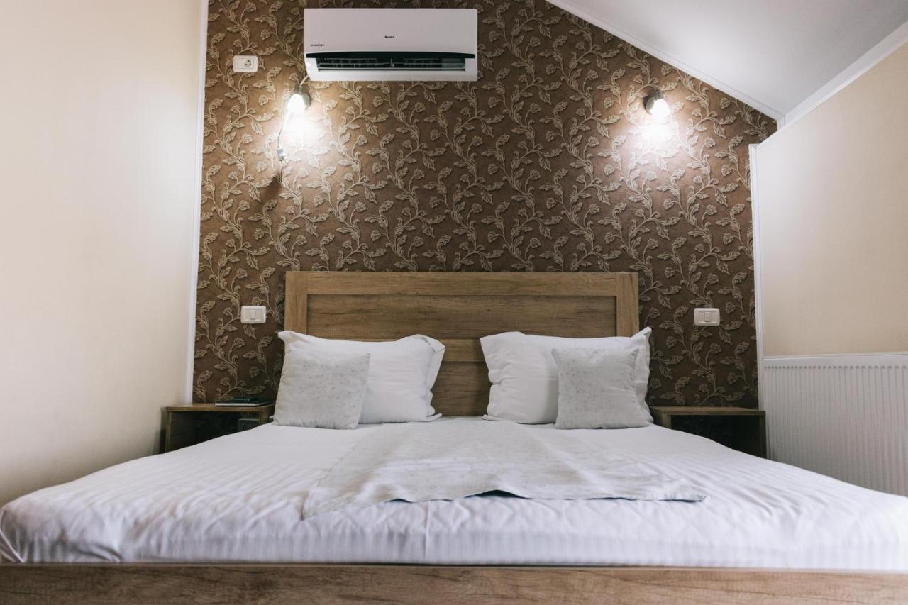 La Tusi Lovrin Hotel Bagian luar foto