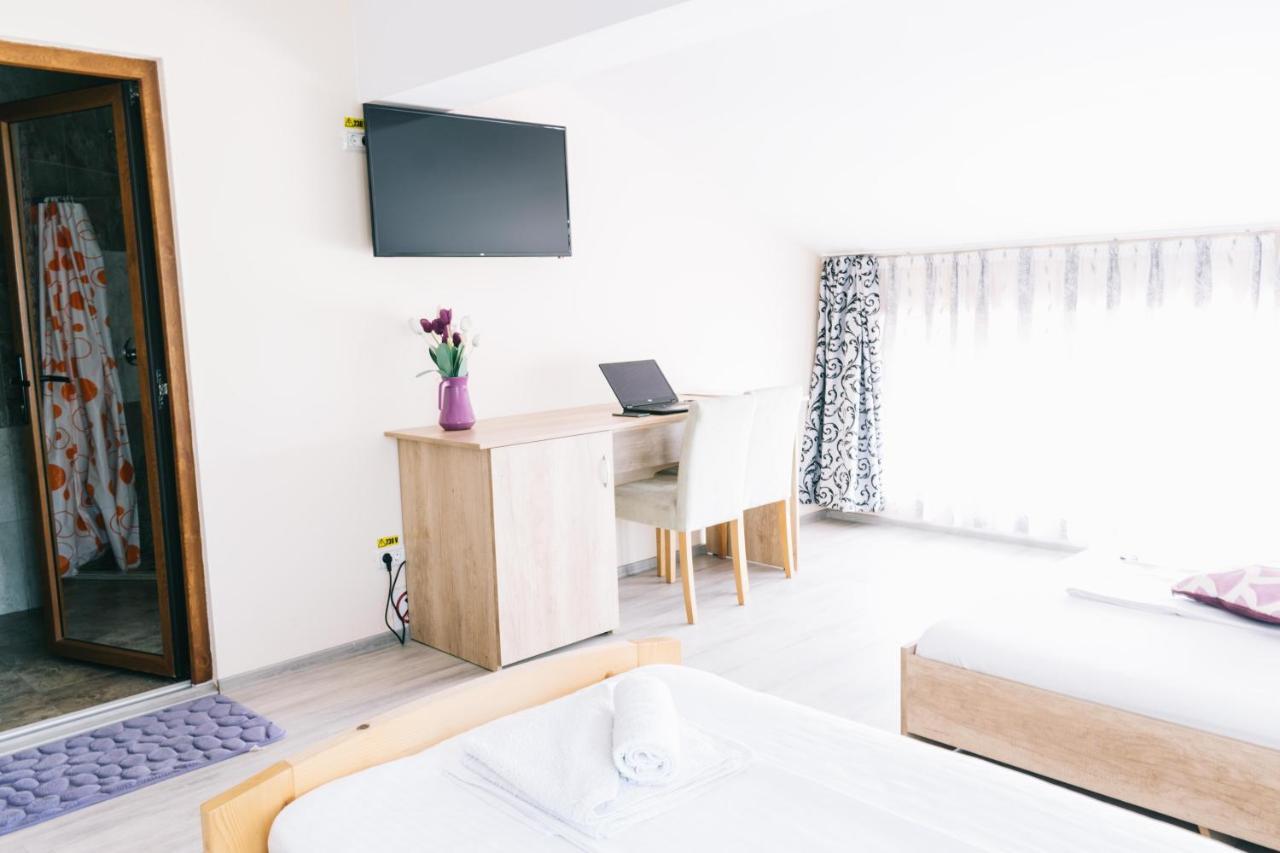 La Tusi Lovrin Hotel Bagian luar foto