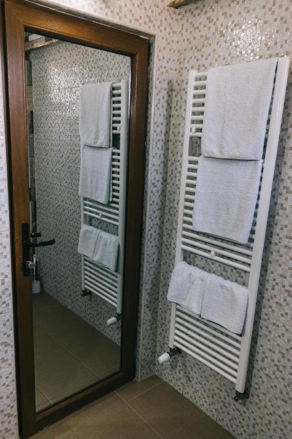La Tusi Lovrin Hotel Bagian luar foto