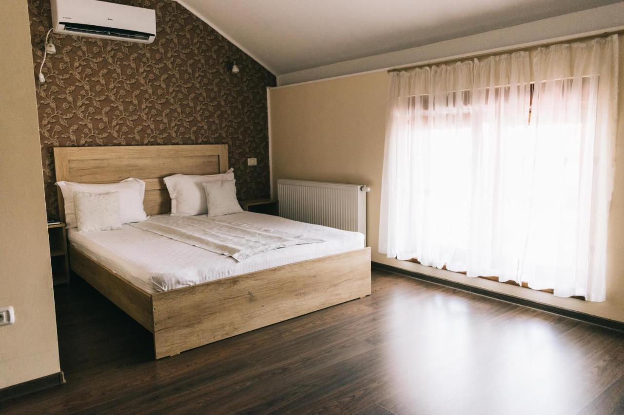 La Tusi Lovrin Hotel Bagian luar foto